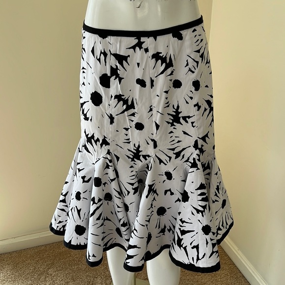 SARA JANE Size 2 white with black fit and flare skirt - Picture 1 of 5